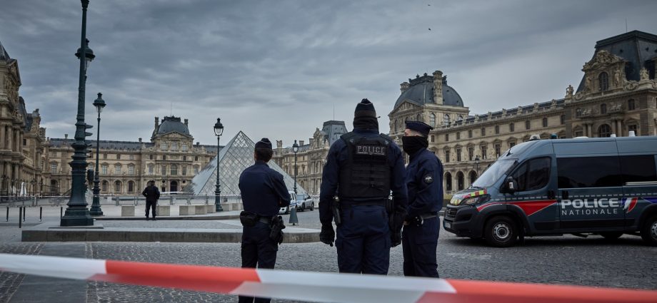 five-more-arrested-in-france-over-louvre-jewellery-heist,-says-prosecutor