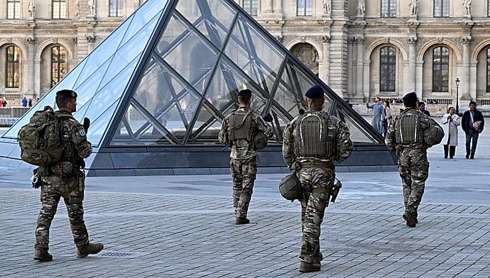 louvre-heist:-five-new-suspects-arrested-as-search-for-jewels-continues