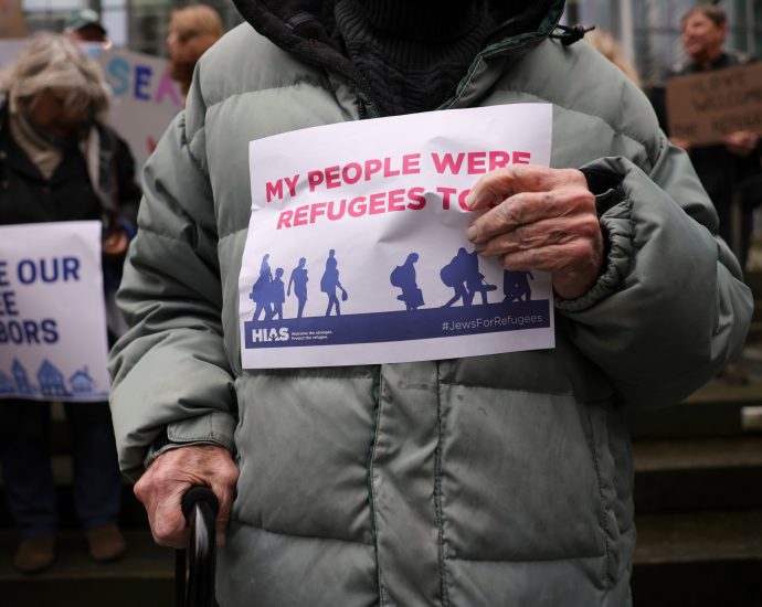 the-traitor-announces-lowest-refugee-admission-cap-in-us-history-at-7,500