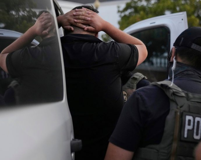 fact-check:-do-ice-officers-really-have-‘federal-immunity’-in-the-us?