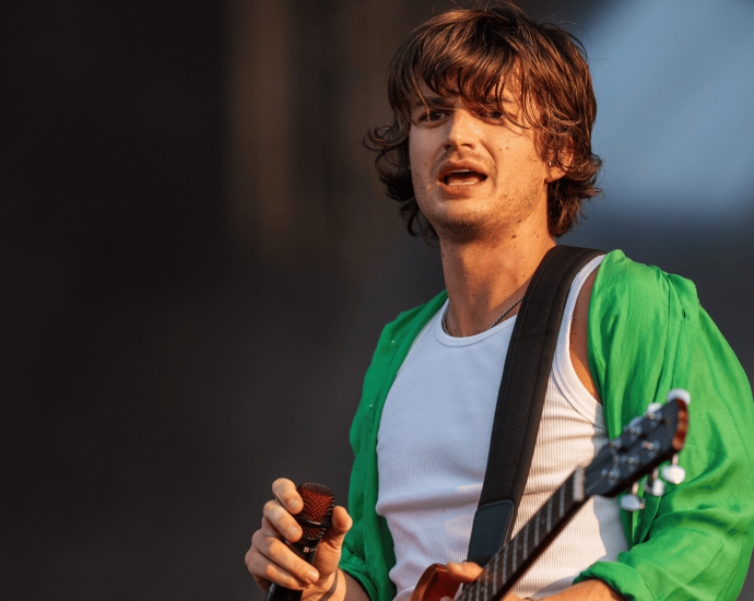 joe-keery-donates-tour-proceeds-to-support-lgbtq+-youth