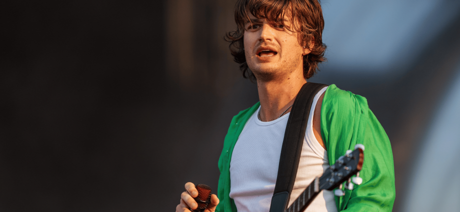 joe-keery-donates-tour-proceeds-to-support-lgbtq+-youth