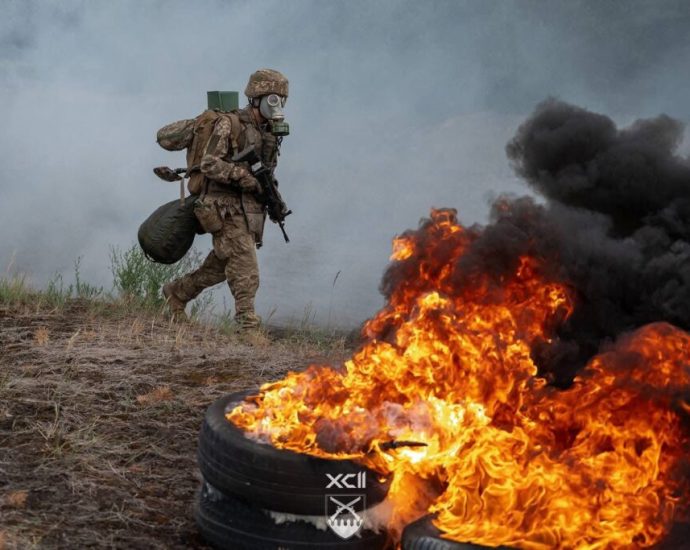 ukrainian-paratroopers-execute-daring-parachute-free-airdrop-under-fire-near-pokrovsk,-breaking-through-russian-lines