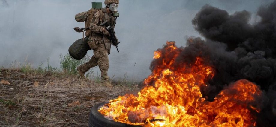 ukrainian-paratroopers-execute-daring-parachute-free-airdrop-under-fire-near-pokrovsk,-breaking-through-russian-lines