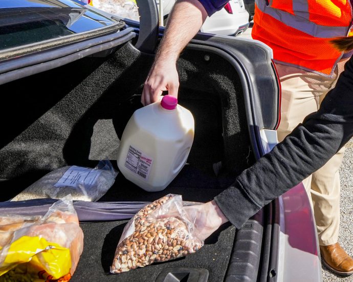 ‘counting-pennies’:-houston-families-seek-food-aid-as-snap-hangs-in-limbo