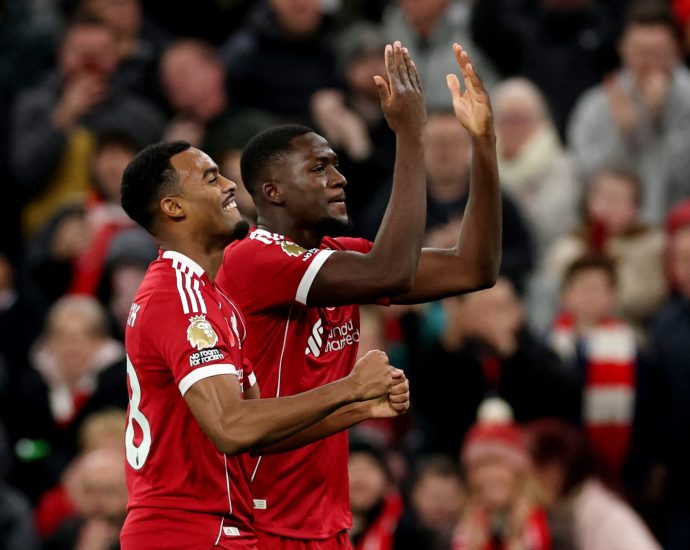 liverpool-beat-villa-to-end-premier-league-losing-streak,-man-utd-draw