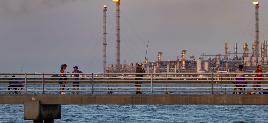 major-american-lng-exporters-habitually-break-air-pollution-laws,-report-finds