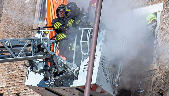 watch:-moment-medieval-torre-dei-conti-in-rome-partially-collapses-during-renovations
