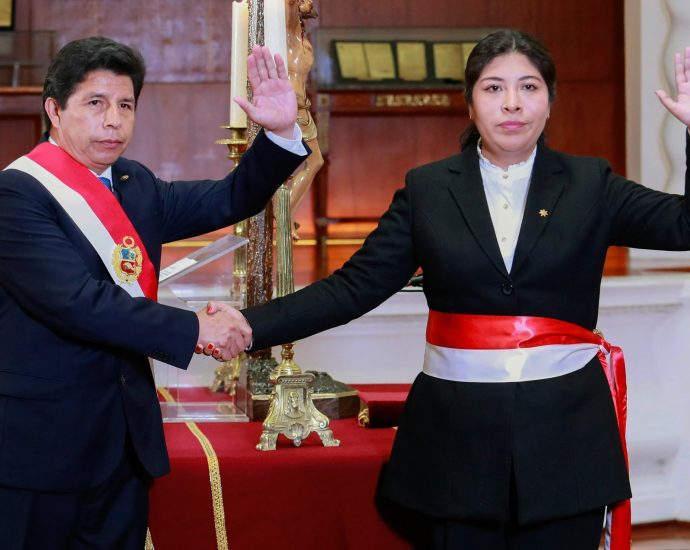 peru-cuts-ties-with-mexico-over-asylum-for-ex-prime-minister