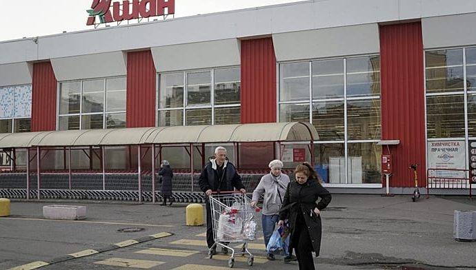 risky-to-stay,-costly-to-leave:-french-companies-active-in-russia-face-dilemma