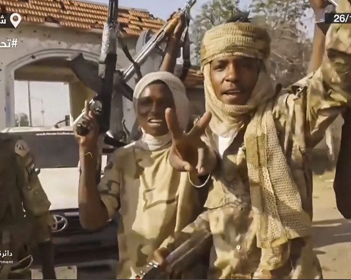 rsf-digging-mass-graves-in-sudan’s-el-fasher-to-‘clean-up-massacre’:-expert