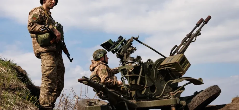 ukraine-fights-to-prevent-logistics-collapse-in-pokrovsk-as-russian-artillery,-drones,-and-guided-bombs-level-city’s-blocks