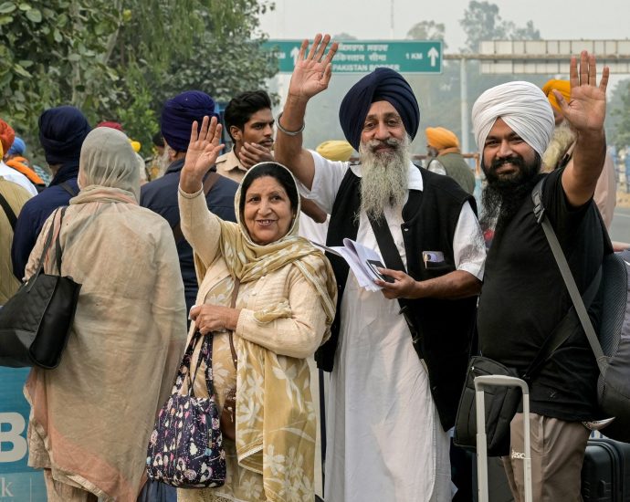 pakistan-welcomes-indian-sikh-pilgrims-in-first-crossing-since-may-conflict