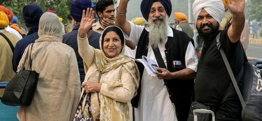 pakistan-welcomes-indian-sikh-pilgrims-in-first-crossing-since-may-conflict