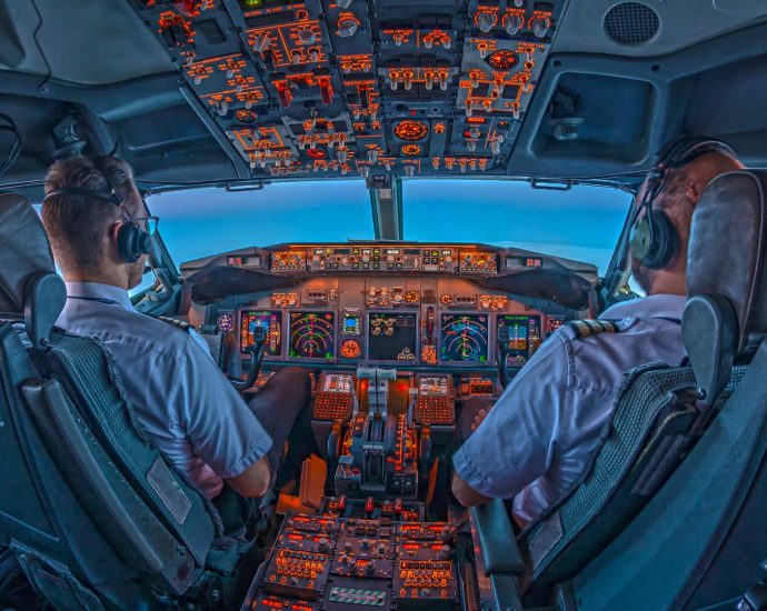 this-is-how-more-much-more-an-airline-captain-makes-than-a-first-officer