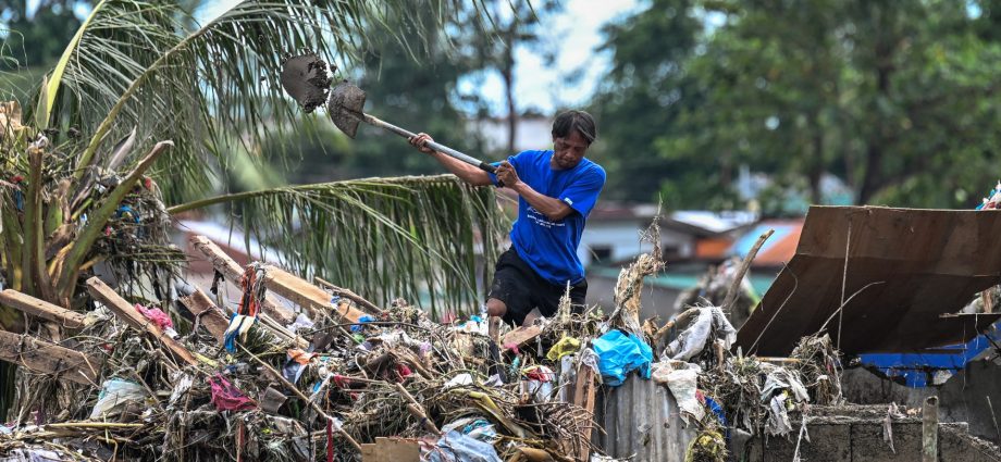 philippines-begins-cleanup-as-typhoon-kalmaegi-death-toll-hits-85