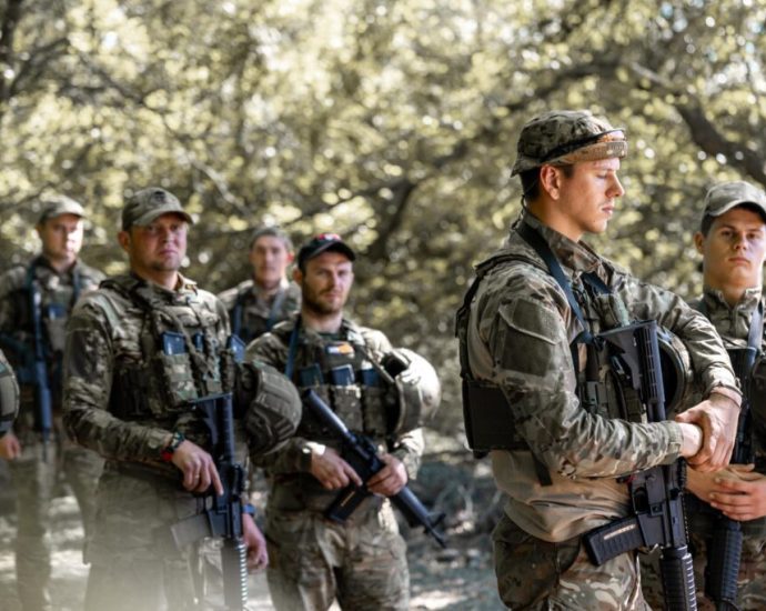 ukrainian-assault-troops-cover-the-retreat-from-pokrovsk