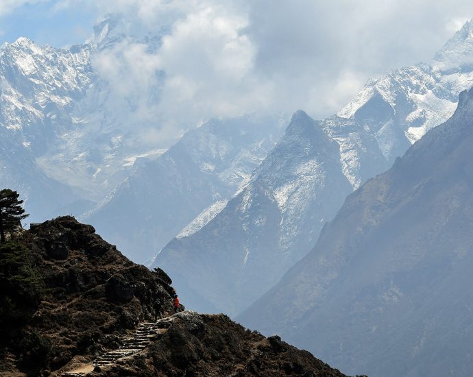 seven-italian-climbers-missing-in-nepal-as-storms,-avalanches-leave-9-dead