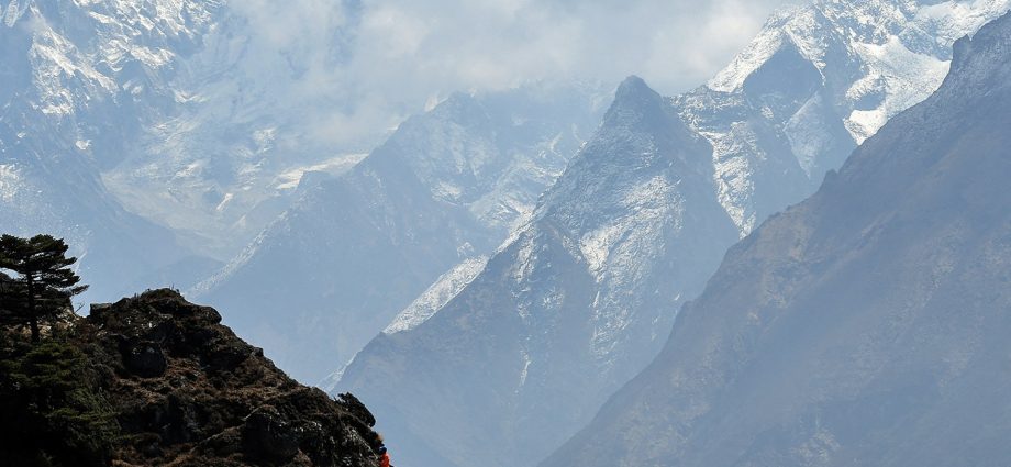 seven-italian-climbers-missing-in-nepal-as-storms,-avalanches-leave-9-dead