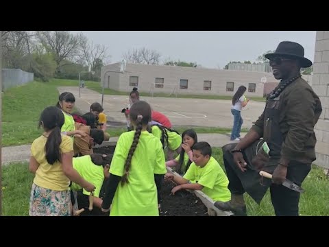 hometown-hero:-army-veteran-gives-away-half-a-ton-of-produce-in-kansas-city-|-morning-in-america