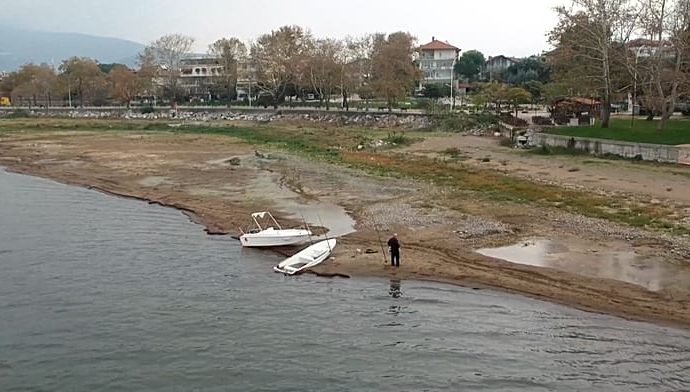 turkey’s-lake-iznik-drying-rapidly-as-water-levels-drop-350-meters