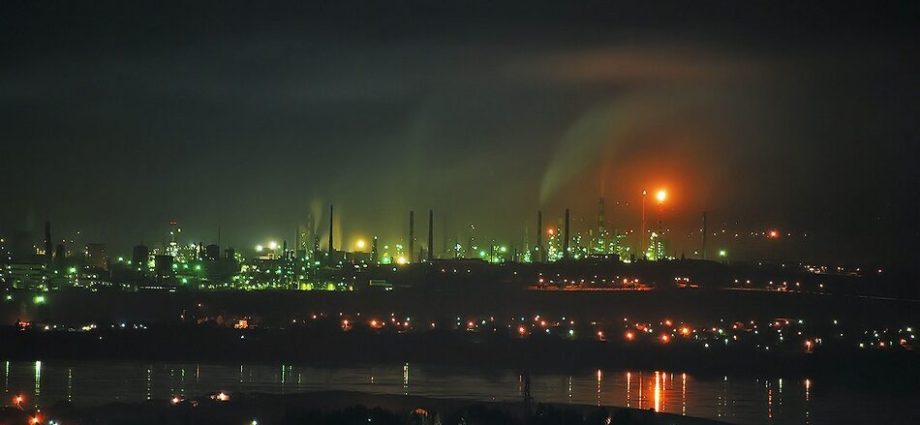 bulgaria-prepares-to-nationalize-lukoil-refinery-as-us-sanctions-hit-russian-oil