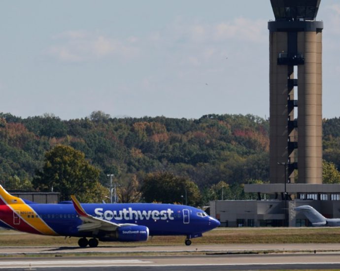 hundreds-of-us-flights-cancelled-as-regulator-orders-cuts-to-air-traffic