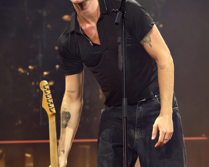 21-photos-of-shawn-mendes-on-tour-that’ll-leave-you-in-cupid’s-chokehold