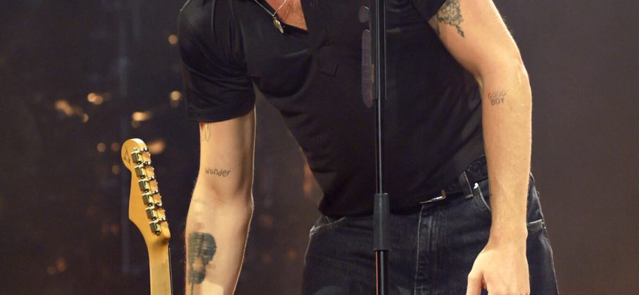 21-photos-of-shawn-mendes-on-tour-that’ll-leave-you-in-cupid’s-chokehold