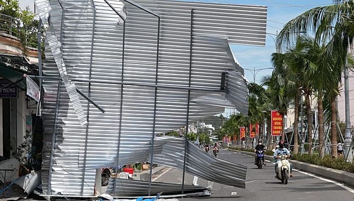 typhoon-kalmaegi:-at-least-5-dead-as-powerful-storm-batters-central-vietnam