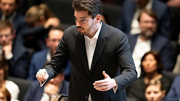 protests-disrupt-israeli-conductor-lahav-shani’s-concert-at-the-philharmonie-de-paris