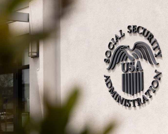 social-security-employees-grill-management-during-tense-shutdown-meeting