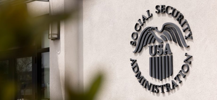 social-security-employees-grill-management-during-tense-shutdown-meeting