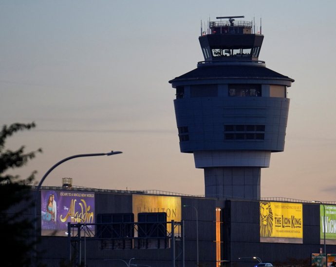 commercial-flights-hit-by-us-shutdown-as-calls-grow-to-ground-private-jets