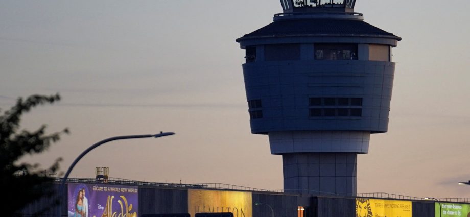 commercial-flights-hit-by-us-shutdown-as-calls-grow-to-ground-private-jets