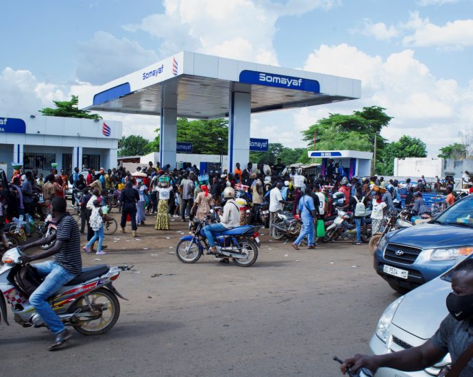 france-urges-citizens-to-leave-mali-as-armed-group-blockade-intensifies