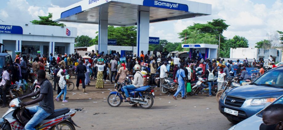 france-urges-citizens-to-leave-mali-as-armed-group-blockade-intensifies