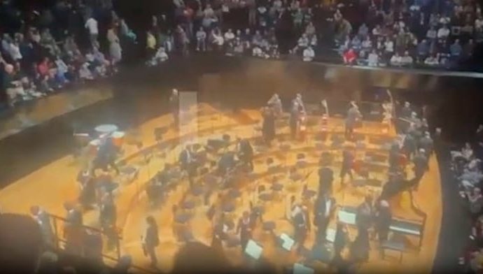 protesters-disrupt-israel-philharmonic-concert-in-paris-with-flares-and-alarms