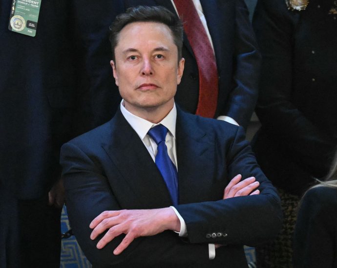 “this-is-what-oligarchy-looks-like”:-musk’s-$1-trillion-deal-draws-fierce-criticism