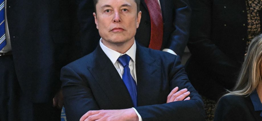 “this-is-what-oligarchy-looks-like”:-musk’s-$1-trillion-deal-draws-fierce-criticism