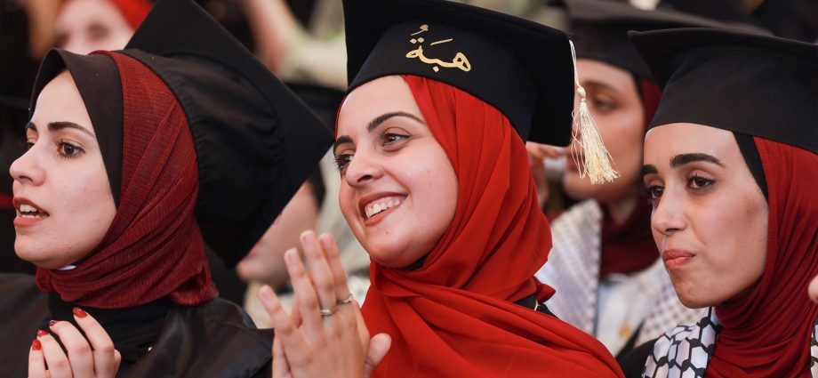 gaza-university-students-become-first-class-to-graduate-since-war