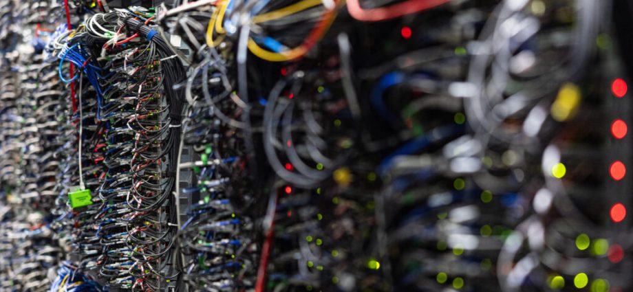 a-data-center-could-be-coming-to-an-upstate-new-york-town,-and-residents-are-speaking-out