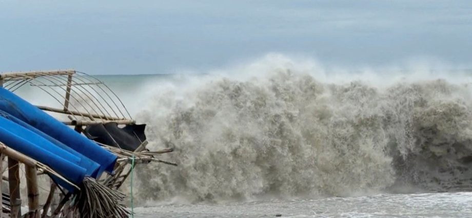 nearly-one-million-evacuated-as-typhoon-fung-wong-nears-philippines