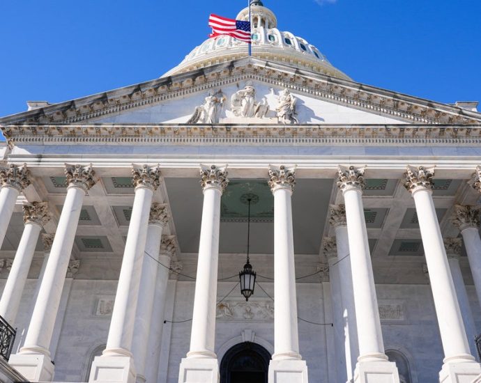 weekend-session-gets-off-to-slow-start-in-senate-as-lawmakers-look-for-a-way-out-of-shutdown