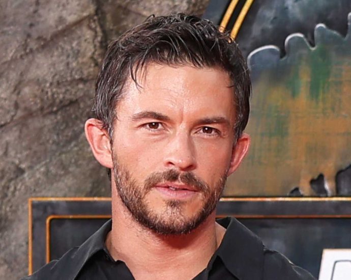 steamy-clip-of-wicked-star-jonathan-bailey-resurfaces-after-‘sexiest-man-alive’-win,-and-the-internet-is-not-ok