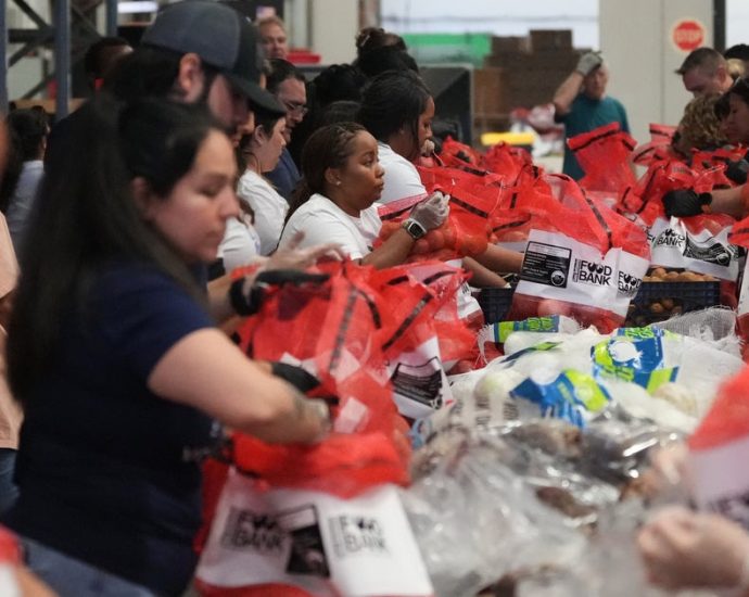 as-millions-of-americans-lose-snap-benefits,-the-traitor-keeps-the-party-going-at-mar-a-lago