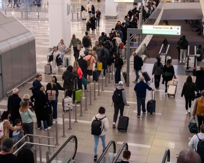airlines-cancel-3,300-us-flights-amid-fears-travel-could-‘slow-to-trickle’