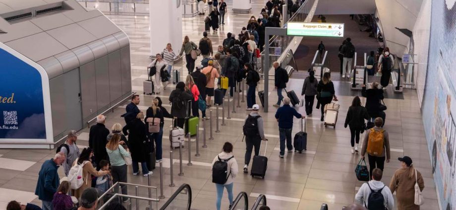airlines-cancel-3,300-us-flights-amid-fears-travel-could-‘slow-to-trickle’