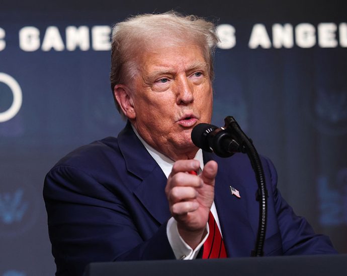 the-traitor-promises-$2000-tariff-dividend-to-all-americans