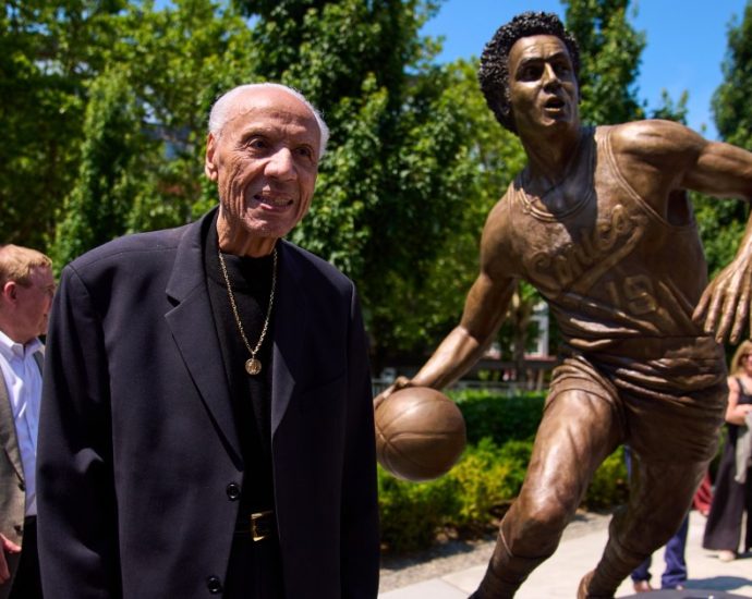 lenny-wilkens,-legendary-nba-player-and-coach,-dies-at-88
